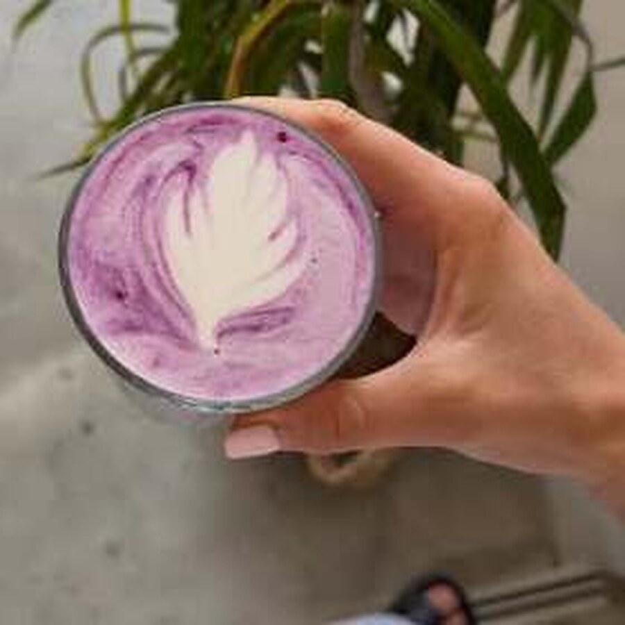 Boisson colorée chez Chez Marcel à Cannes